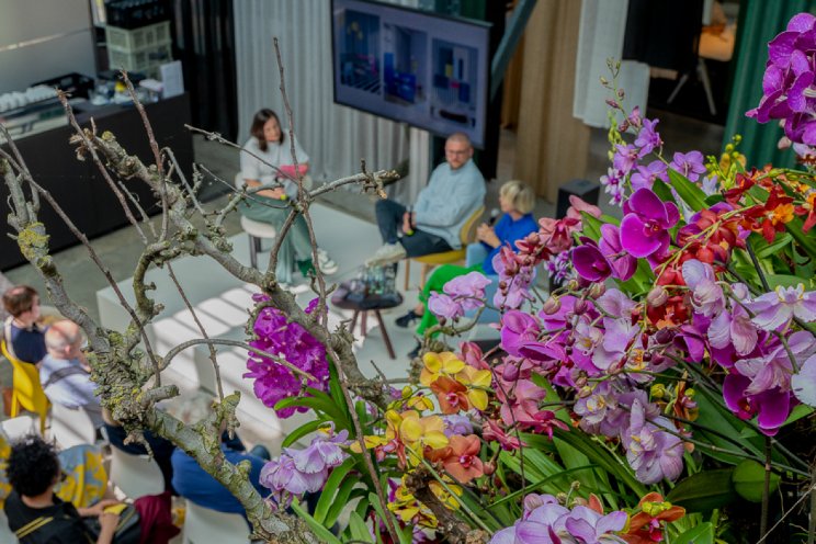 Orchideenkunstwerken op Duitse designbeurs