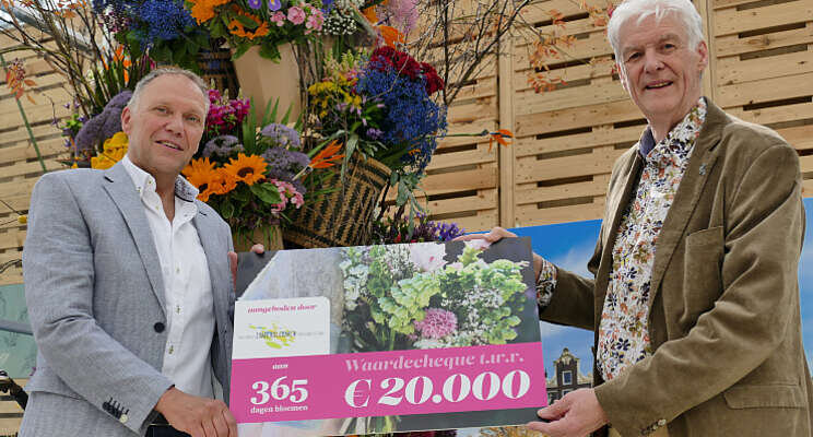 365 dagen bloemen ontvangt flinke cheque